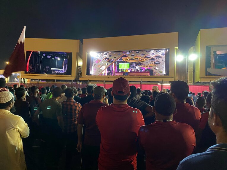 スークワキーフで開幕戦をテレビ観戦する人々　©Kei Totsuka