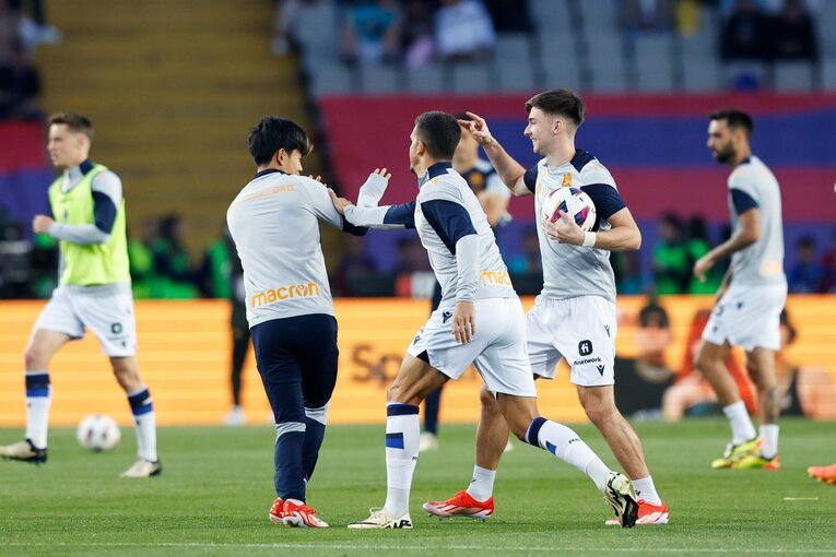 【テレビに映らないクボの素顔】ボール回しの罰ゲームでデコピンを受けそうになる　©Daisuke Nakashima