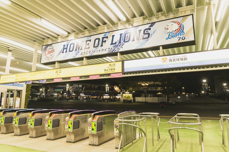 試合終了前には静かな駅改札だったが…