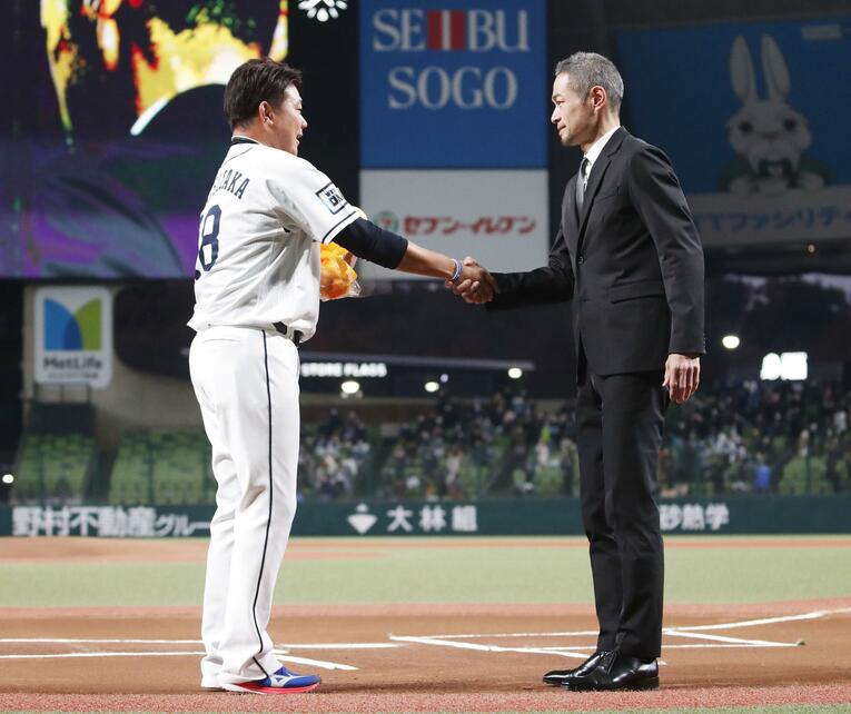 松坂大輔の引退セレモニーに登場したイチロー　©KYODO
