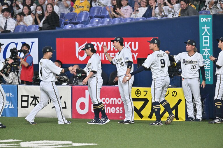 好守の森を出迎えるオリックスベンチ　©︎Hideki Sugiyama