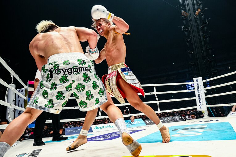 逆転を狙い猛攻を仕掛ける武尊　©THE MATCH 2022/Susumu Nagao