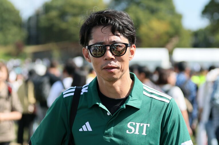 箱根駅伝予選会で過去最高の18位を記録した芝浦工大。4月からチームを指導する徳本一善監督が進めてきた変革の成果とは？ ／ photograph by Shigeki Yamamoto