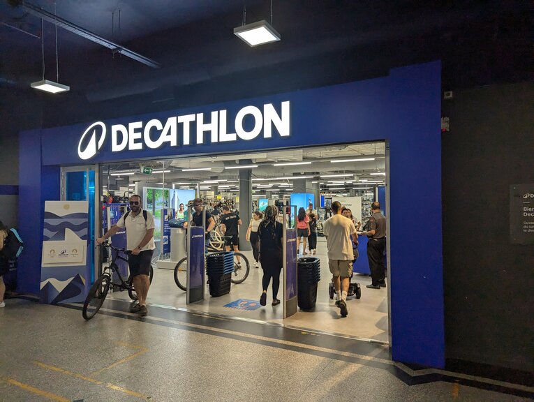 スポーツ用品店「デカトロン」　©Yu Saito