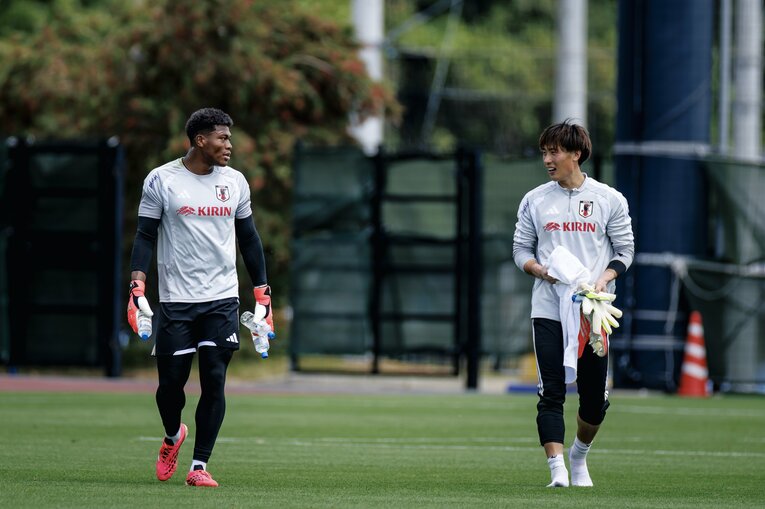 【日本サッカー名選手レア写真集】鈴木彩艶と大迫敬介（画像は右に続きます）　©Kiichi Matsumoto