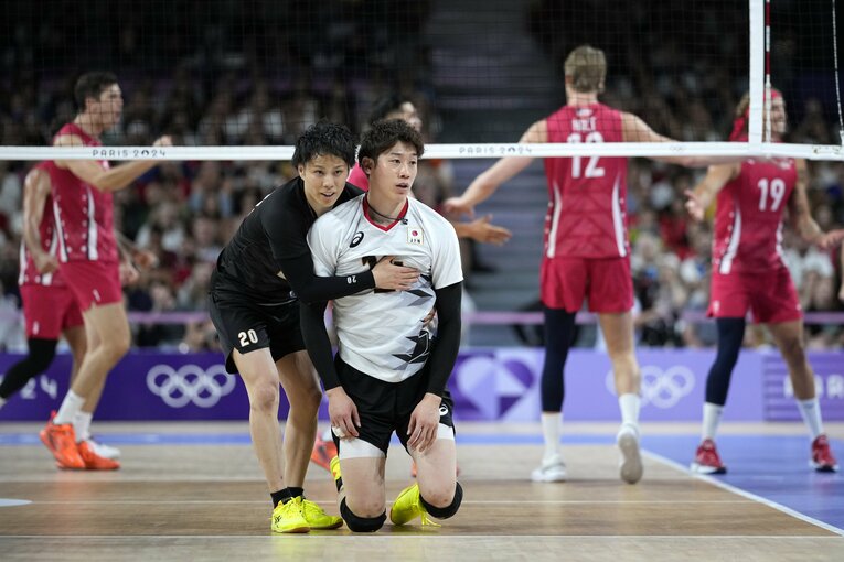 リベロ山本智大に言葉をかけられる石川祐希。チーム全員がキャプテンの”爆発”を信じている　©︎AP/AFLO