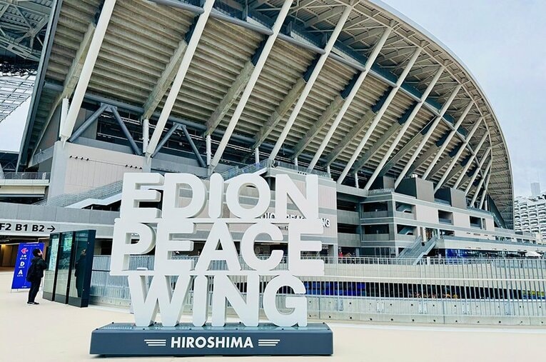 市街地に建った「エディオンピースウイング広島」。サンフレッチェの新本拠地を様々な角度から探訪してみた ／ photograph by Atsushi Iio