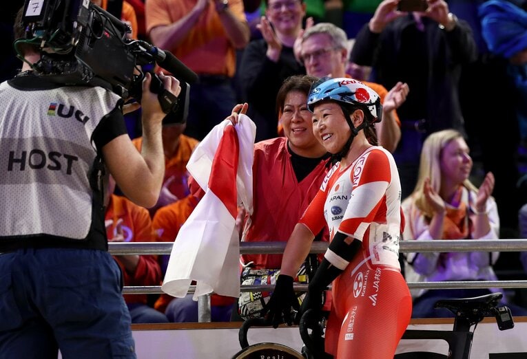 20年2月、ベルリンで行われた世界選手権で金メダルを獲得。左は母・有里さん ©Getty Images