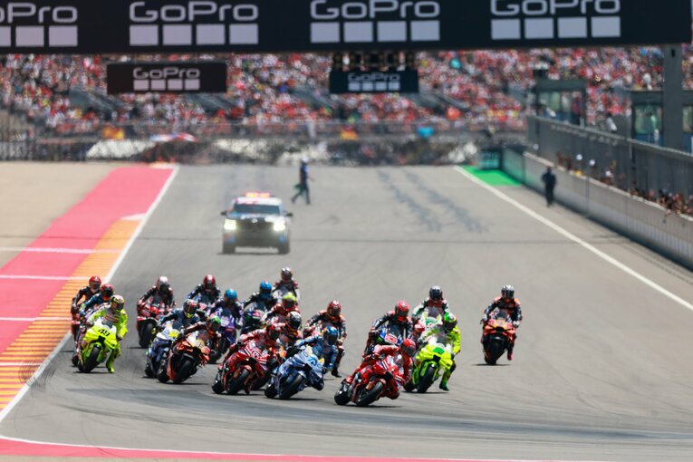 決勝レースのスタートシーン　©︎Satoshi Endo