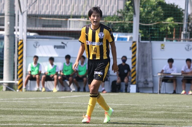 来季からのヴィッセル神戸内定を発表した前橋育英の櫻井辰徳（3年）。練習試合ではイニエスタの横でプレーをした ／ photograph by Takahito Ando