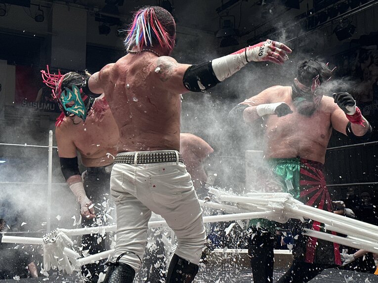 スワイプすると「エル・デスペラードvs葛西純」など激闘写真をご覧になれます　©Norihiro Hashimoto