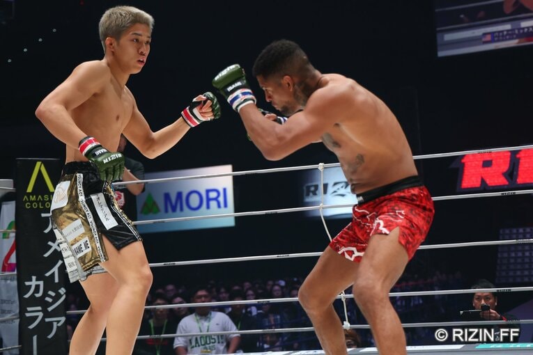 秋元強真vs.パッチー・ミックス　©RIZIN FF