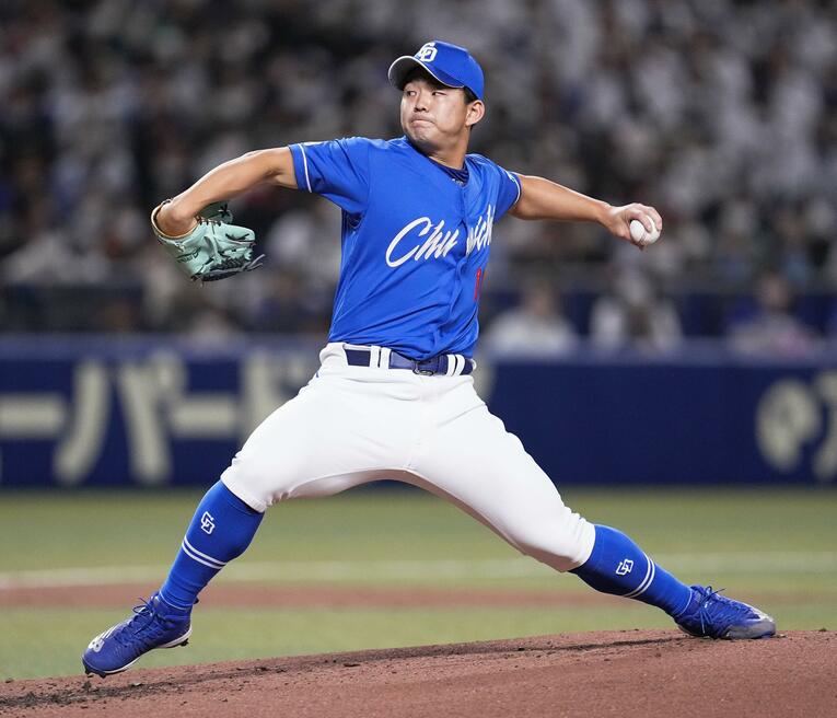 日本代表打線を相手に力投した小笠原　©︎KYODO