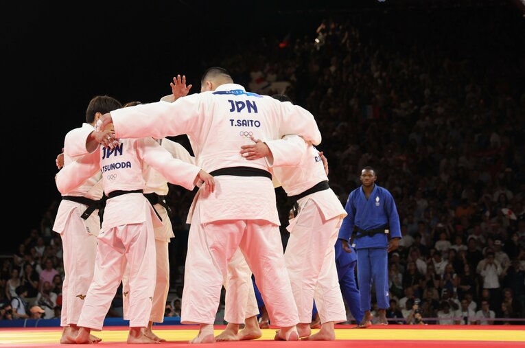 柔道混合団体戦決勝、フランス戦。代表戦にもつれこむ大熱戦の末に敗れた日本 ／ photograph by Tetsuya Higashikawa/JMPA