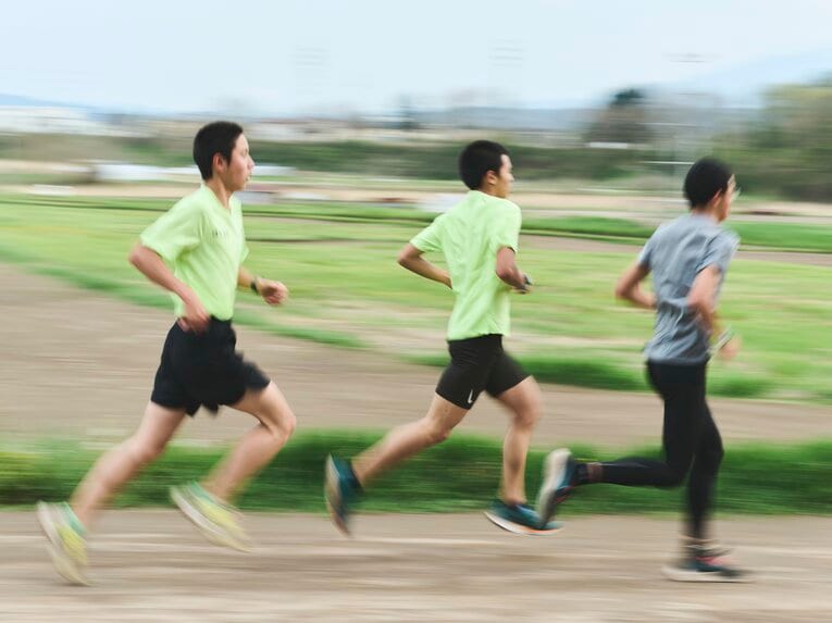 強豪・佐久長聖高校の練習。起伏のあるクロスカントリーコースで練習する選手たち　©Yuki Suenaga