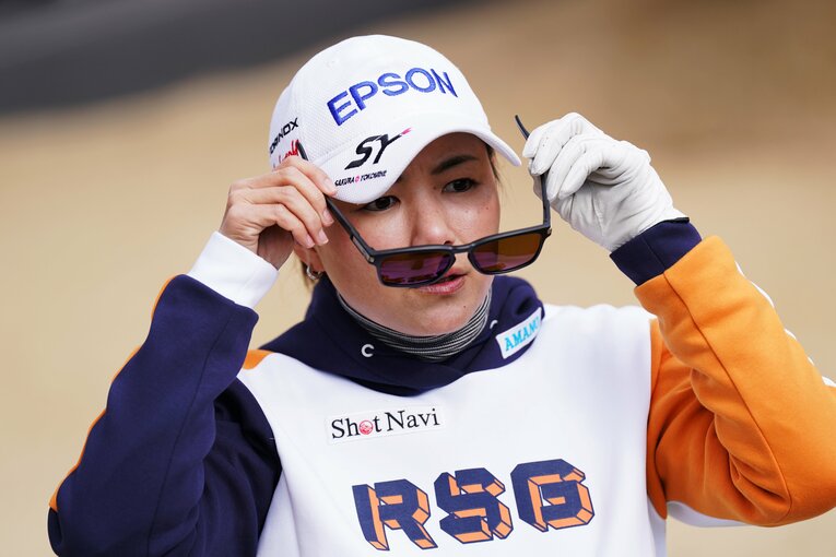 TORINOXのサングラスを試す横峯さくら（2025年1月撮影）©︎Shizuka Minami