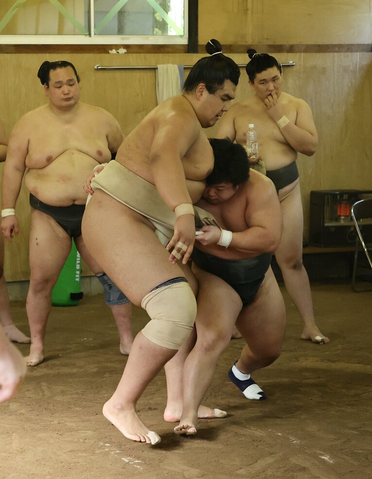 身長204cm、体重177kgの北青鵬（左）　©JIJI PRESS