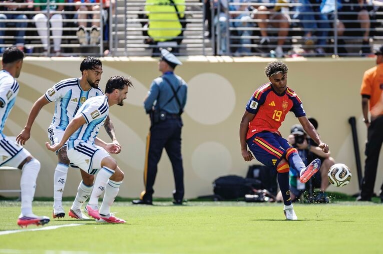 テレビ映像では伝わり切らないアルゼンチンvsスペインの決定的瞬間…写真は右に続きます　©Kiichi Matsumoto/JMPA