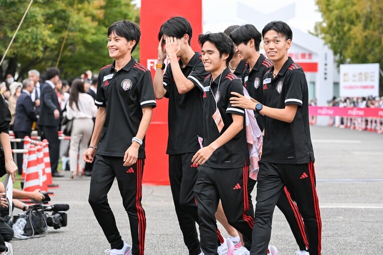 アンカー平林を待ち受ける國學院大チーム　©Nanae Suzuki