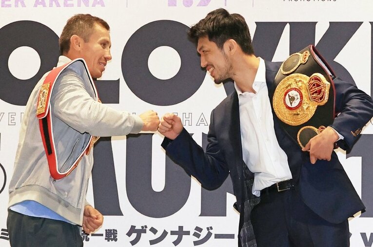 4月7日の記者会見で、最後に笑顔で“グータッチ”をしたゴロフキン（左）と村田諒太 ／ photograph by KYODO