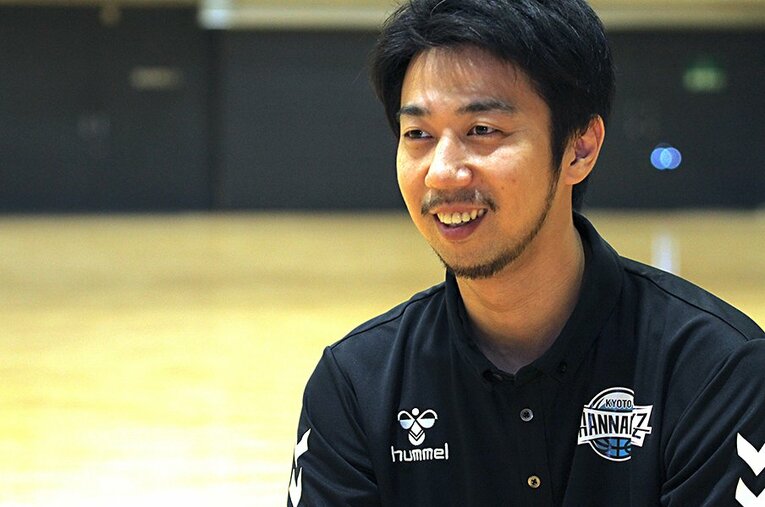 京都ハンナリーズの新ヘッドコーチに就任した小川伸也。今季大幅に若返ったチームをどう率いるか。 ／ photograph by Kunihiko Shirai
