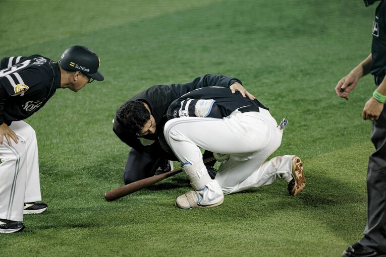 延長11回、山本が左前腕にモロに受けた死球の決定的瞬間　©️Kiichi Matsumoto