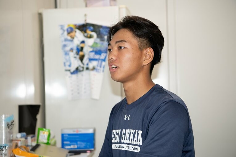 インタビューに応える英数学館の藤本勇太（18歳） ©Kota Inoue