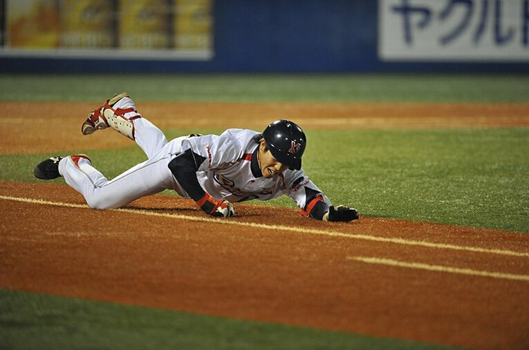 2012年、転倒するヤクルト山田 ／ photograph by Hideki Sugiyama