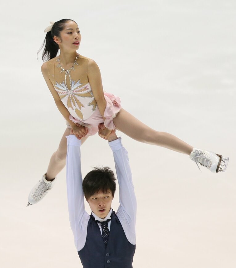 【りくりゅうレア写真】2016年、市橋翔哉とペアを組んでいた頃の三浦璃来（当時15歳。写真は右に続きます）　©JIJI PRESS