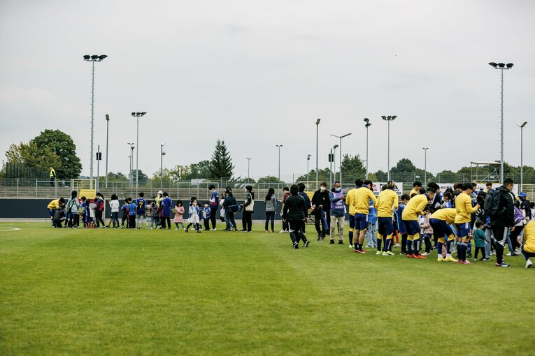 ドイツ遠征でのサインの列、奥の久保建英の列が目立って長かった　©Kiichi Matsumoto