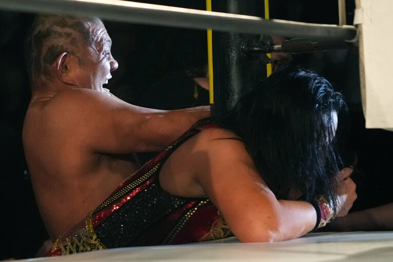 鉄柱を使って里村明衣子の腕を攻める鈴木みのる　©Essei Hara