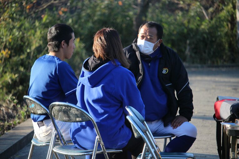 選手一人ひとりと向き合う金沢監督　©Yu Takagi