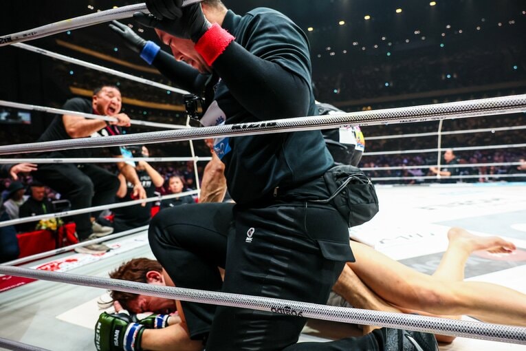 レフェリーが試合をストップした瞬間　©RIZIN FF Susumu Nagao