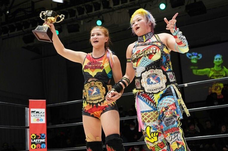 ツインスターのタッグ王者となった山岡聖怜と高橋奈七永　©Essei Hara