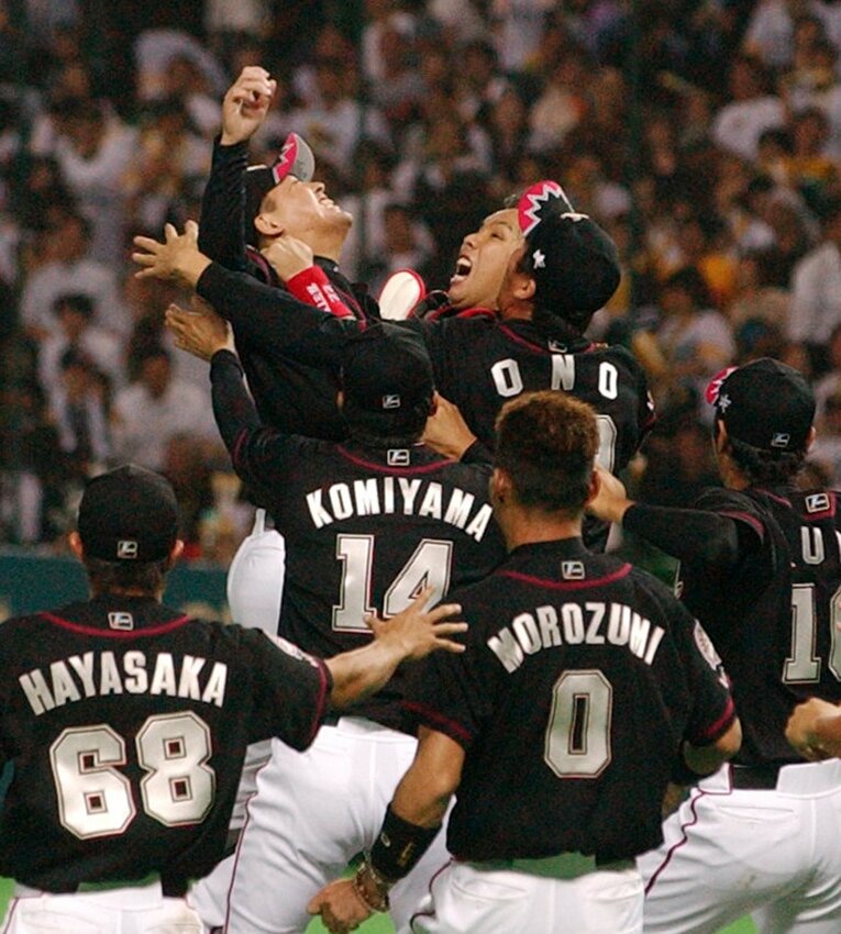 2005年、プレーオフで勝利して31年ぶりの優勝を果たし喜ぶ抑えの小林雅英（左上）、里崎智也（右上）らロッテナイン　©︎JIJI PRESS