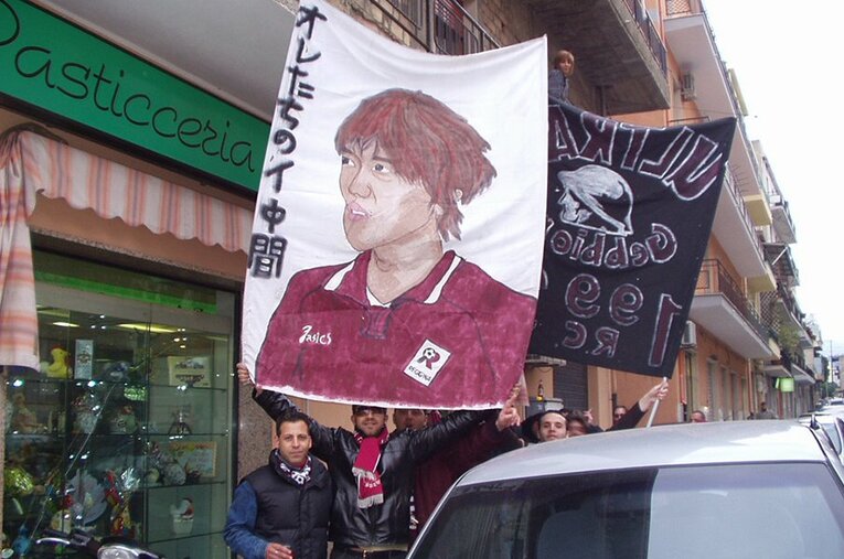 中村俊輔を讃えるゲートフラッグ。それを掲げるクルバは、やはり違法行為の温床だった。 ／ photograph by Takashi Yuge