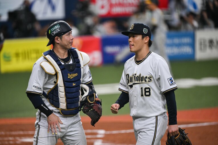 日本シリーズ第6戦、試合中の山本由伸と若月捕手　©︎Nanae Suzuki
