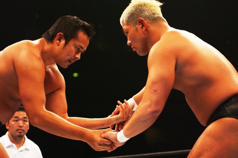 鈴木みのると対戦する西村修。2004年1月4日、東京ドーム　©Essei Hara