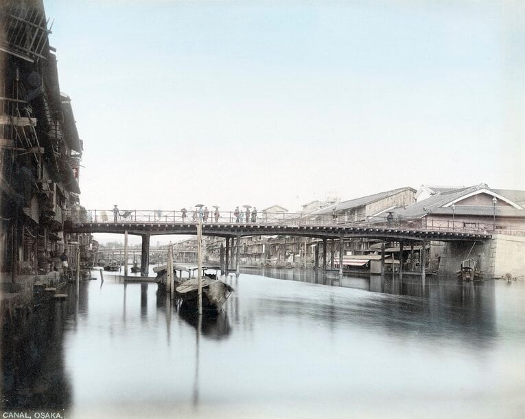 イタリア人写真家アドルフォ・ファルサーリが1877（明治10）～1887（明治20）年の間に撮影した道頓堀と戎橋　©AFLO