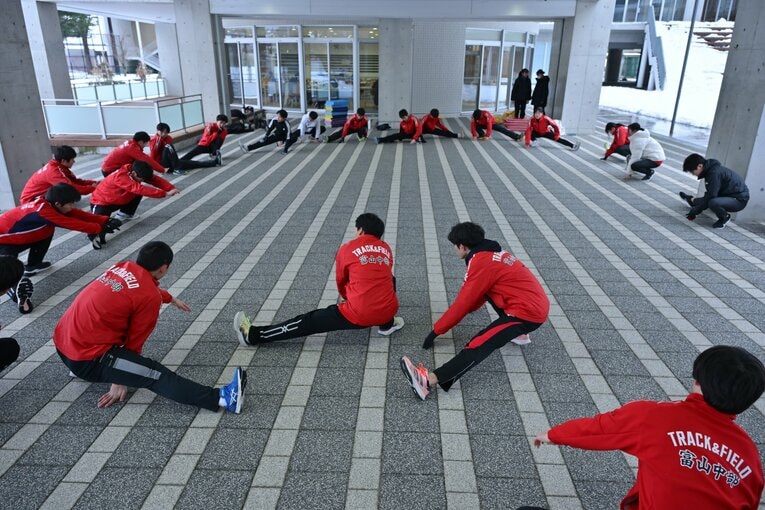 寒さもありウォーミングアップは入念　©Hideki Sugiyama