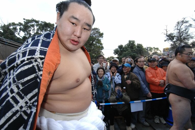 巡業中のレアな姿と綱入り　©BUNGEISHUNJU