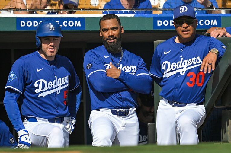 スプリングトレーニング中の（左から）フリーマン、テオスカー・ヘルナンデス、ロバーツ監督。ドジャースの頼もしい仲間が日本人トリオとともに戦う ／ photograph by Nanae Suzuki