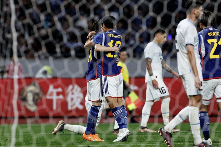 アシストした伊東純也とハグする西村拓真　©︎Kiichi Matsumoto/JMPA