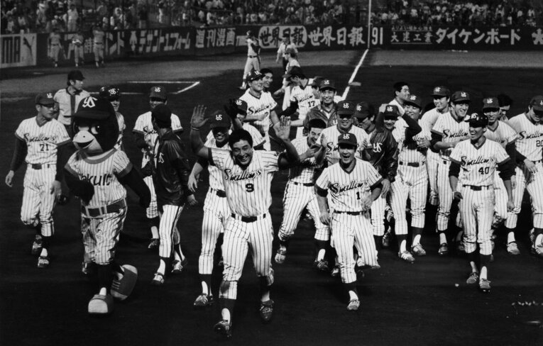 星野仙一から逆転サヨナラ3ランを放った杉浦享を祝福するヤクルトの選手たち　©Sankei Shimbun