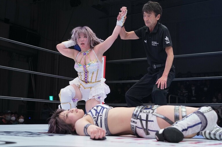 安納サオリに勝利した中野たむ　©Essei Hara