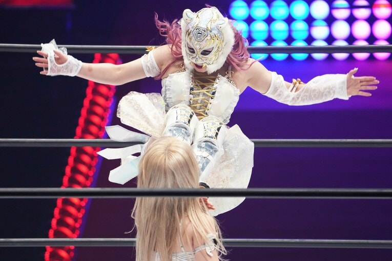 なつぽいにドロップキックを見舞うスターライト・キッド　©Masashi Hara