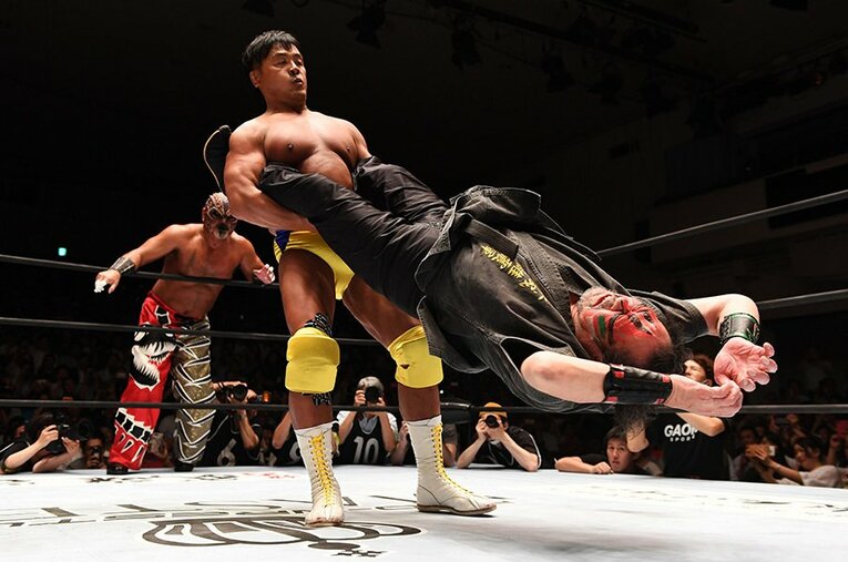 56歳のジャイアントスイング。グレート・カブキ相手に20回も回してみせた馳。 ／ photograph by Essei Hara