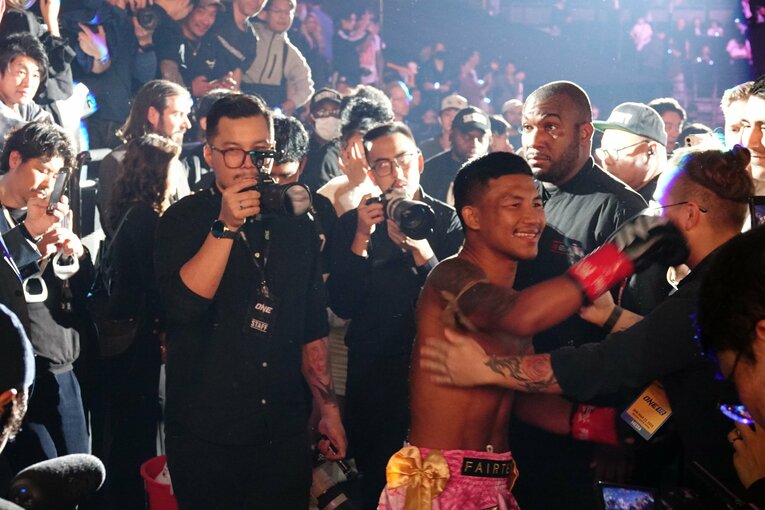 ファンの声援に応えながら退場するロッタン　©Koji Fuse