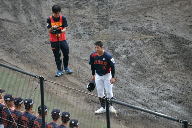 脱帽して球場の歓声に応える末吉良丞　©Takarin Matsunaga