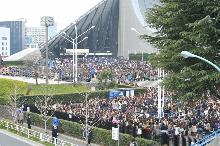 ジャニーズが主催した日本大震災復興プロジェクト「Marching J」に集める39万人のファン（代々木第一体育館）　©BUNGEISHUNJU